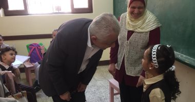 صور.. التعليم يتابع تطبيق النظام التعليمى الجديد بأول يوم دراسى بمحافظة بأسيوط