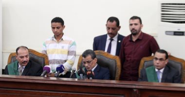 زى النهاردة.. قاضى "أحداث العدوة" يواجه المتهمين بصورهم فى الأحداث