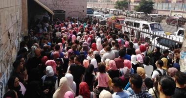 محافظة الجيزة تتسبب في تكدس الطلاب أمام باب جامعة القاهرة