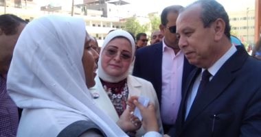 محافظ كفر الشيخ يُقِبل رأس طالبة خلال زيارته لمدرسة بعد بكائها بسبب نقلها 