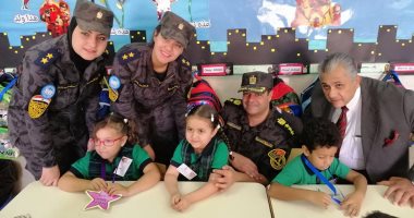 صور.. أبناء شهدء الأمن المركزى فى أول يوم دراسة: شكرا وزارة الداخلية