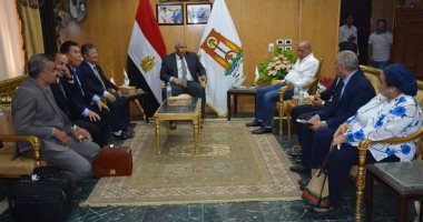 صور.. محافظ الوادى الجديد يستقبل وفد رجال الأعمال الكوريين لبحث سبل الاستثمار
