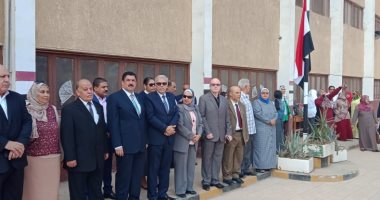 صور.. محافظ القليوبية يشارك فى طابور الصباح بمدرسة الشيماء ببنها