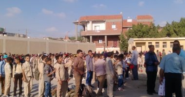 صور.. تلاميذ الفيوم فى يومهم الدراسى الأول وأولياء الأمور يشهدون طابور الصباح