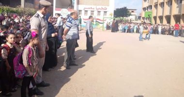 صور.. الأمن يشارك الطلاب فرحتهم فى أول أيام الدراسة بالمنوفية