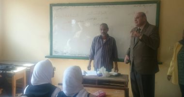 فيديو وصور.. وكيل تعليم أسوان يتفقد المدارس لمتابعة تطبيق النظام التعليمى الجديد