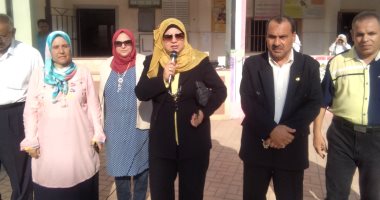 صور.. وكيل تعليم كفر الشيخ تشرح للطالبات النظام الجديد بطابور الصباح