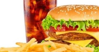 زيها زي المخدرات.. التوقف عن البرجر والبيتزا يسبب الإرهاق والاكتئاب