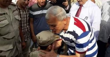 محافظ المنوفية يتفقد عددا من المدارس ويقبل رأس نجل شهيد