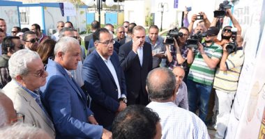 رئيس الوزراء يحاور المرضى بوحدة الغسيل الكلوى بمستشفى أسيوط الجامعى