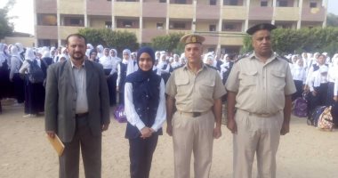 صور.. أمن القليوبية يوزع ضابط بكل مدرسة لتكريم أبناء الشهداء بأول يوم دراسى