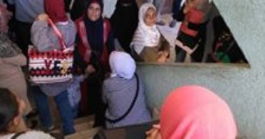 أولياء أمور يشكون من إهمال مدرسى بإنزال غير آمن للأطفال فى المعادى