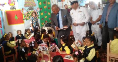 صور.. مدير أمن مطروح يوزع مستلزمات دراسية مهداة من "الداخلية" لطلاب المدارس