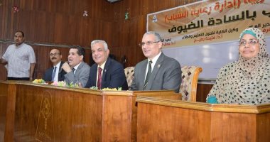 نواب رئيس جامعة المنوفية يشاركون طلاب التربية احتفالهم بالطلاب الجدد