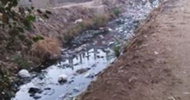 صور.. شكوى من تحويل ترعة لرى الأراضى إلى مصرف فى قرية بأشمون 