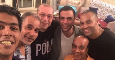 أعز الناس على قلبى.. صورة تجمع سليمان عيد ومحمد إمام ومحمود البزاوى
