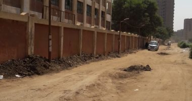 قارئ يناشد محافظ الجيزة رصف شارع مجمع المدارس بأرض اللواء