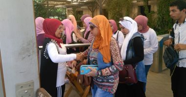صور.. تفتيش حقائب الطلاب وبوابات إلكترونية بمداخل جامعة عين شمس
