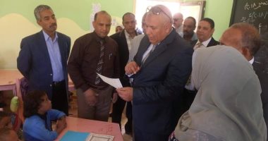 محافظ الوادى الجديد يوجه بضرورة تنمية قيم الأمانة وحب الوطن لدى الطلاب