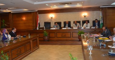 محافظ الجيزة يتفق مع المدارس الخاصة للمساهمة فى توفير احتياجات المدارس الحكومية