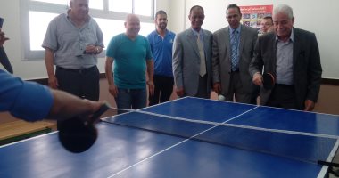 صور.. محافظ جنوب سيناء يلعب تنس طاولة مع الطلاب فى افتتاح مدرسة الصم