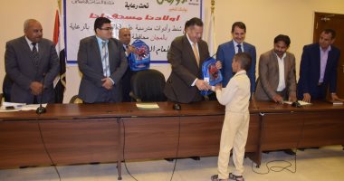 محافظ بنى سويف يسلم شنط وأدوات مدرسية لـ 600 من التلاميذ الأيتام