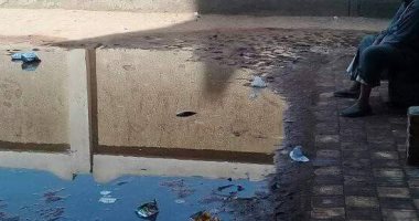 اضبط مخالفة.. مياه الصرف تغرق فناء مدرسة كفر الباشا بالشرقية