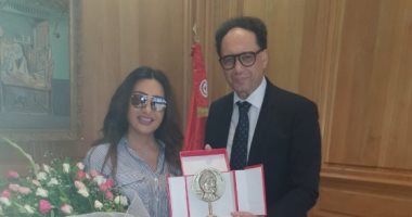 وزير الثقافة التونسى يمنح لطيفة درع بن خلدون 