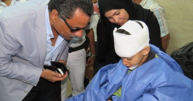 صور.. مدير أمن الإسماعيلية يطمئن على التلاميذ المصابين بالمستشفى الجامعى