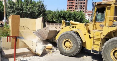 صور.. مدير أمن الإسماعيلية يشرف على إزالة الحواجز الخرسانية بميدان المطافى