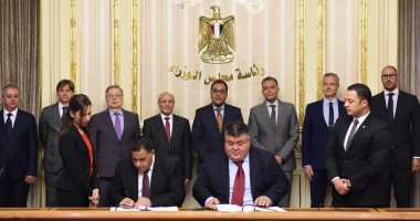 بعد 8 سنوات من التفاوض.. السكة الحديد توقع أكبر صفقة بتاريخها لشراء عربات جديدة.. الصفقة يوردها تحالف روسى مجرى خلال 46 شهرا.. وتشمل 500 عربة عادية و500 درجة ثالثة مكيفة لأول مرة و300 عربة مكيفة