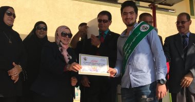 فيديو.. القوات المسلحة تكرم نجل شهيد داخل مدرسته الثانوية بالعريش