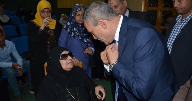 فيديو وصور.. محافظ الإسماعيلية ورئيس جمعية المحاربين القدماء يكرمون أسر الشهداء والمصابين