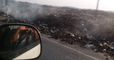 أدخنة مقلب قمامة قرية العليقات بطريق قنا ـ الأقصر يحجب رؤية السائقين
