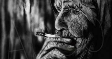 قارئ يبدع فى رسم اللوحات الفنية بأقلام الرصاص 