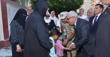 صور.. محافظ مطروح يشهد إطلاق اسم شهيد على مدرسة بحضور أسرته