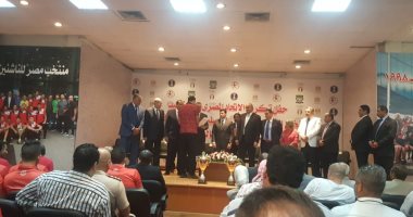 فيديو وصور.. وزير الرياضة يكرم أبطال أفريقيا لليد