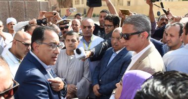 رئيس الوزراء يجرى حوارا مع مسئولى مشروع الديابات للإنتاج الحيوانى بأخميم