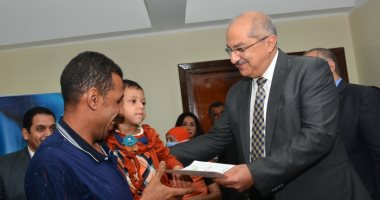 صور.. رئيس جامعة أسيوط يكرم الناجين من مرض سرطان الدم بعد إجراء عمليات زرع النخاع