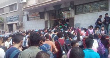 تجمع لطلاب الثانوية أمام مركز للدروس الخصوصية فى روض الفرج