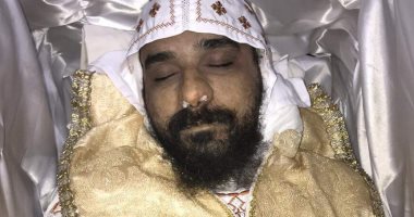 ننشر أول صورة لجثمان الراهب "زينون المقارى" والصلاة عليه بدير الأنبا مقار