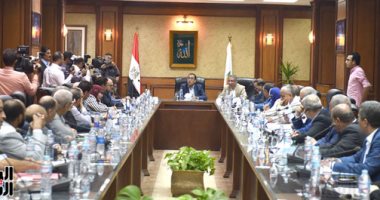 صور.. رئيس الوزراء :تخصيص 70% من صفقة عربات السكة الحديد الجديدة للصعيد
