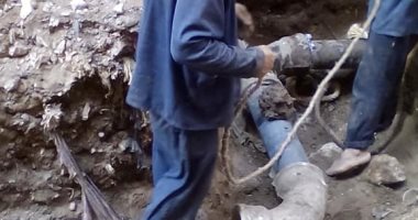 أهالى شبرا يشكون من تواجد ماسورة مياه ببالوعة صرف..والمحافظة تستجيب لنقلها