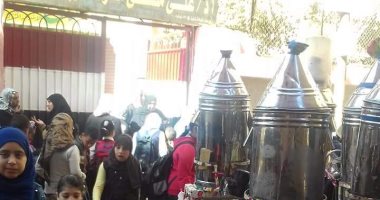 اضبط مخالفة.. انتشار الباعة الجائلين والعصائر الفاسدة أمام مدارس شبرا الخيمة 