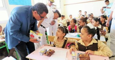 فيديو.. طالبة تغنى نشيد الصاعقة "قالو إيه" لمدير أمن الإسماعيلية 
