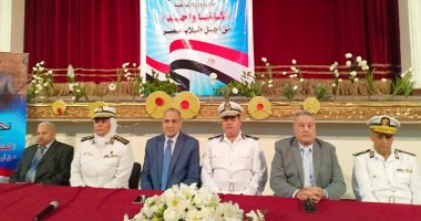 رجال الشرطة يسددوا مصروفات المدارس للطلاب غير القادرين