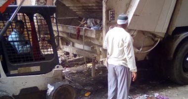 صور.. محافظة الجيزة تتحرك لرفع أكوام القمامة بمحيط مجمع مدارس بشتيل