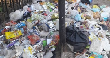 القمامة تحاصر سور مترو عزبة النخل والشيخ منصور..  وقارئ: أصبحت ملاذ "الخرفان"