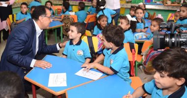 رئيس الوزراء يحاور تلاميذ وتلميذات الابتدائى فى مدرسة الشروق بسوهاج