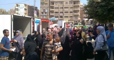 صور.. إقبال كبير على قوافل تموين الغربية لبيع السلع الغذائية بزفتى 